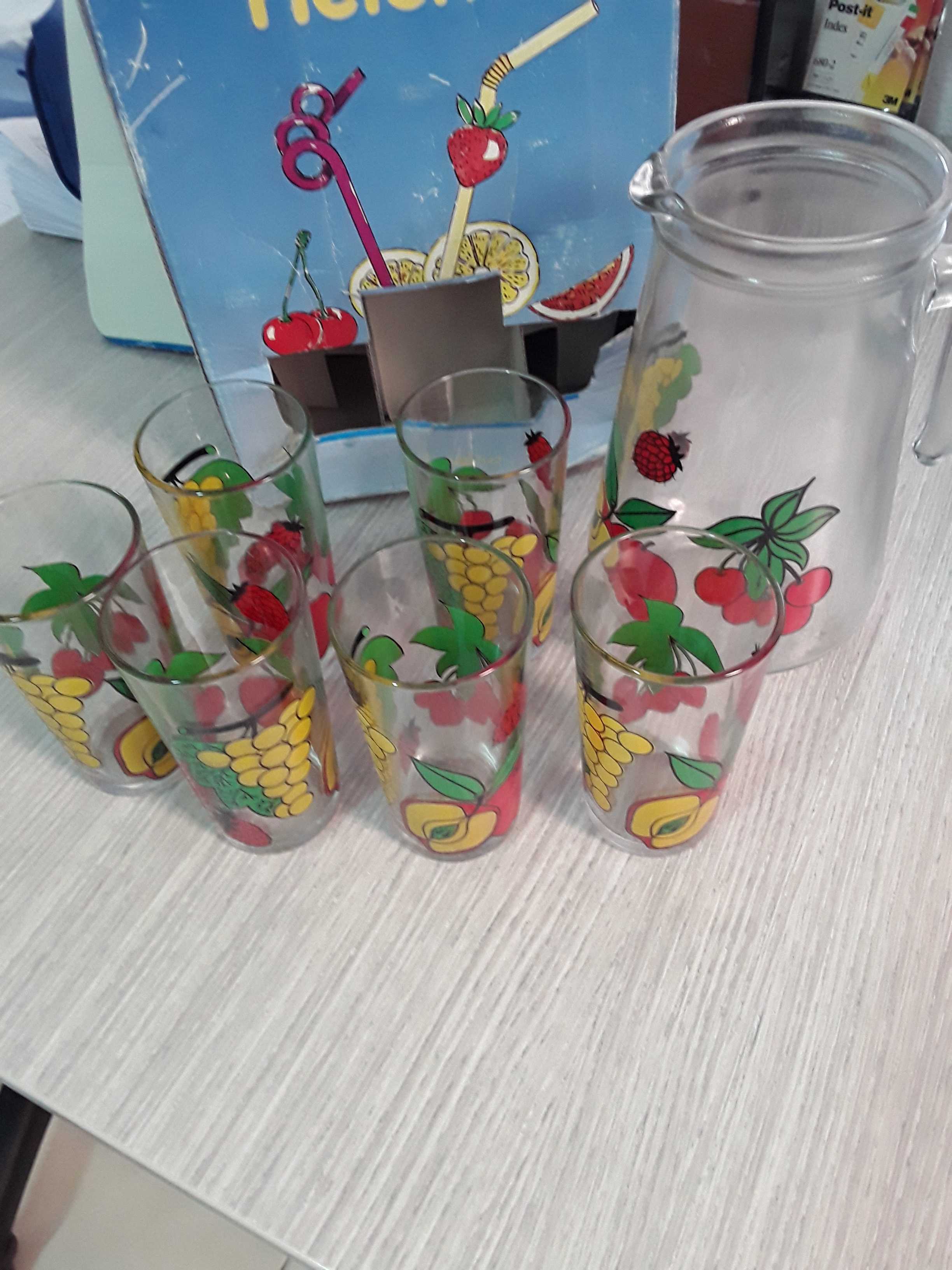 caraffa con bicchieri
