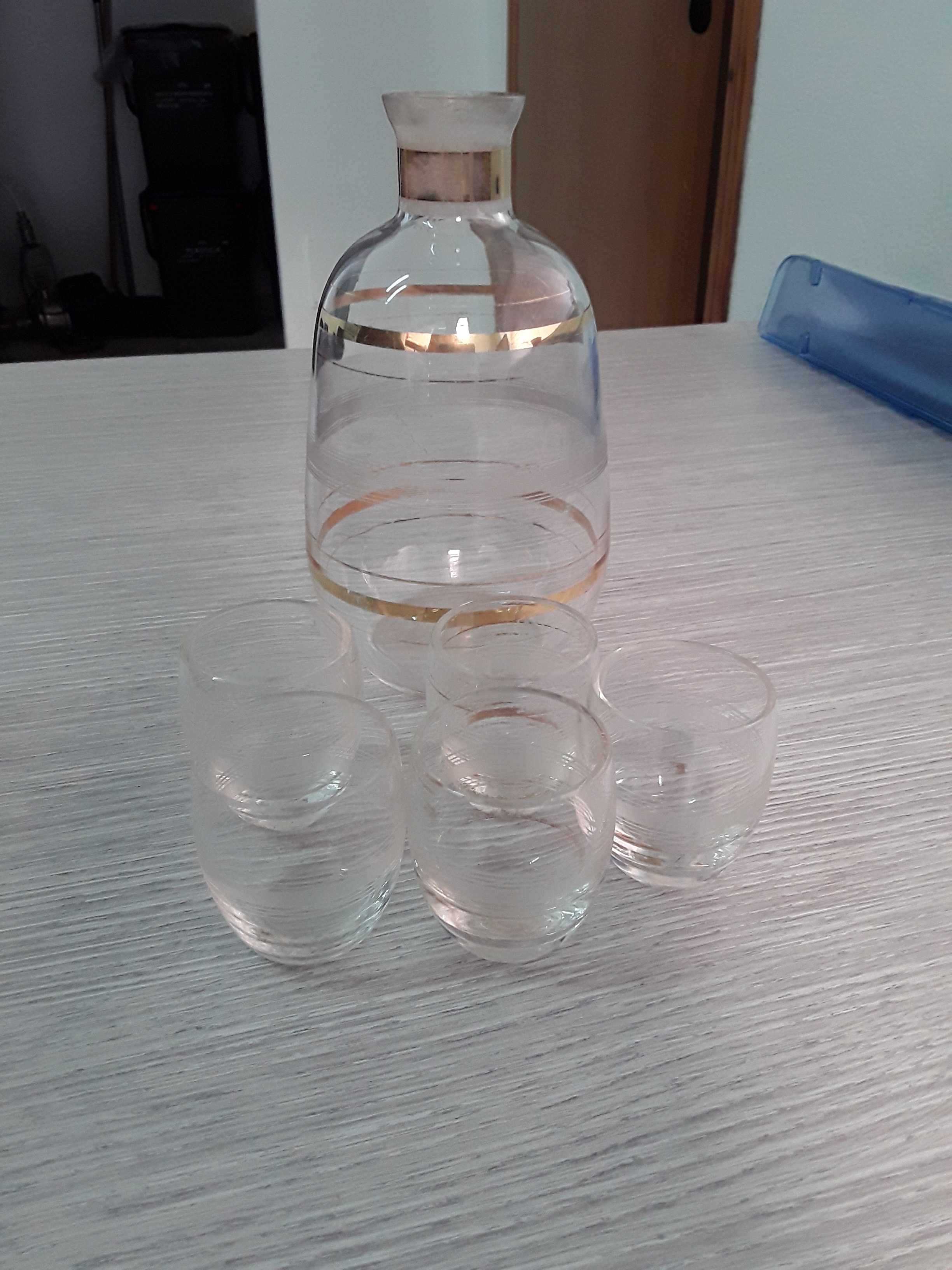 decanter per liquori con bicchierini 